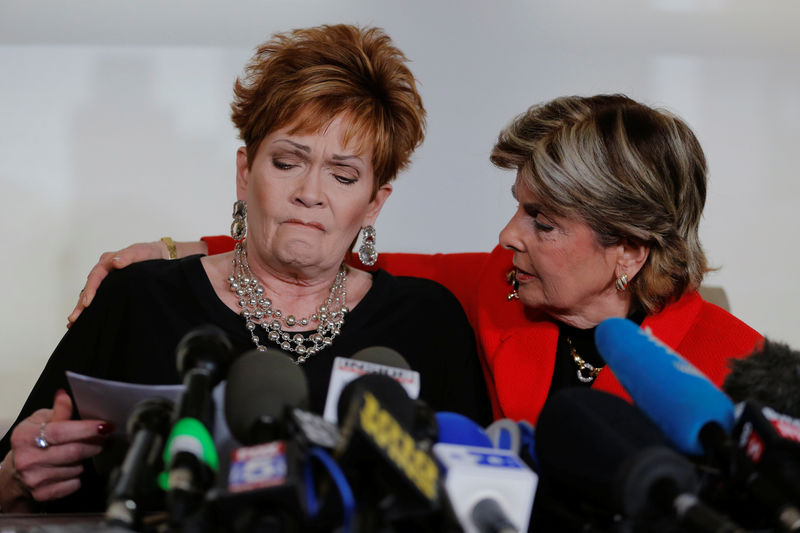 © Reuters. Attorney Gloria Allred watches accuser Beverly Young Nelson, make a statement claiming that Alabama senate candidate Roy Moore sexually harassed her when she was 16, in New York