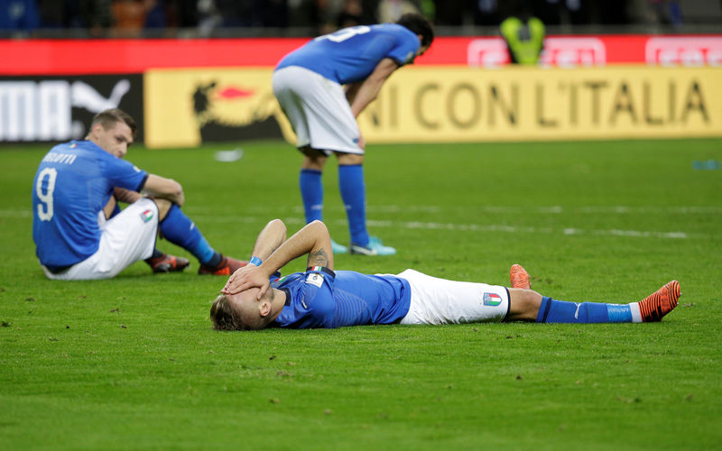 © Reuters. Foto del lunes de los futbolistas de Italia lamentándose tras la eliminación al Mundial 2018