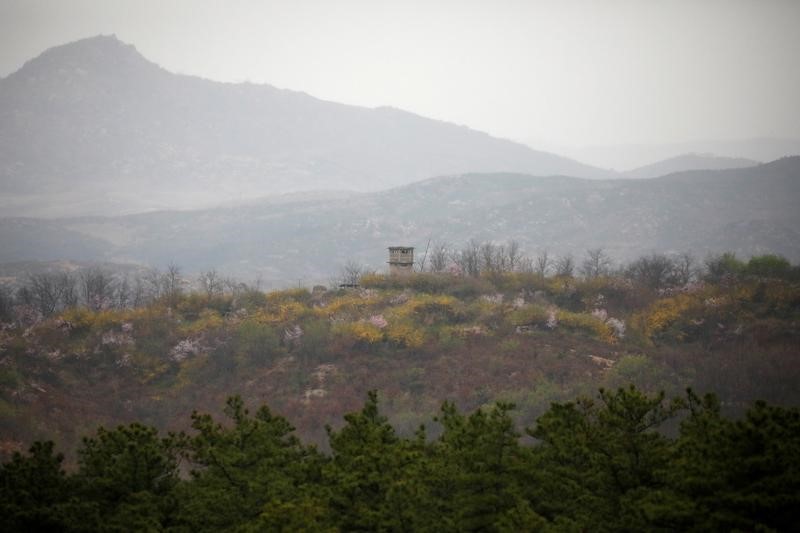 © Reuters. Soldado desertor norcoreano se encuentra en estado crítico, la ONU investiga el caso