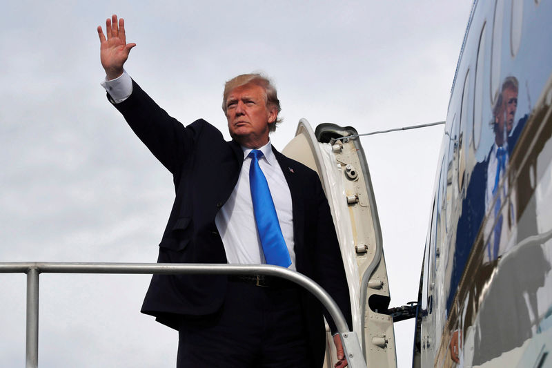 © Reuters. U.S. President Donald Trump boards Air Force One to depart as he returns home to the U.S. from Ninoy Aquino International Airport in Manila, Philippines