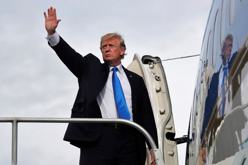 © Reuters. Presidente dos Estados Unidos, Donald Trump, embarca no Air Force One encerrando viagem pela Ásia em Manila, nas Filipinas