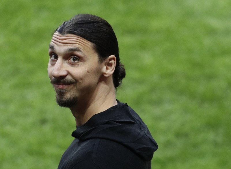 © Reuters. Manchester United's Zlatan Ibrahimovic pitchside before the match