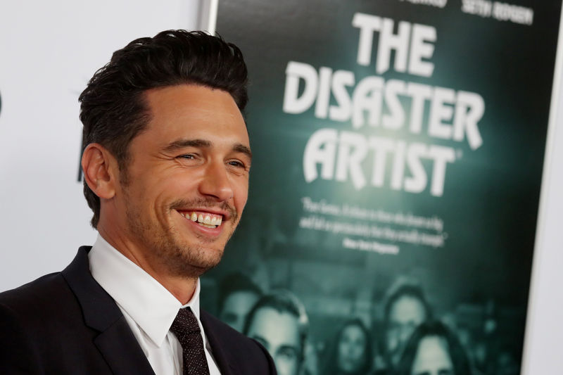 © Reuters. Diretor e protagonista James Franco posa para fotos durante exibição do filme "Artista do Desastre", em Los Angeles