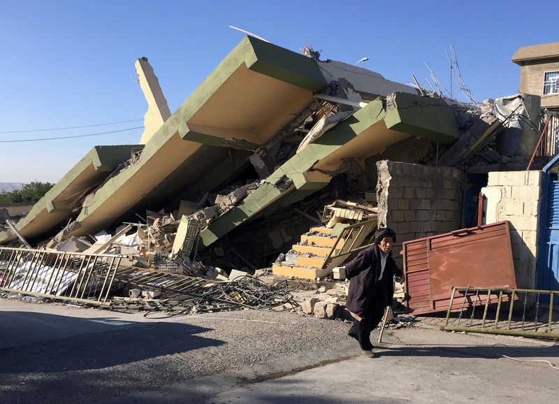 © Reuters. Irán finaliza los rescates tras un terremoto que deja 530 muertos y más de 8.000 heridos