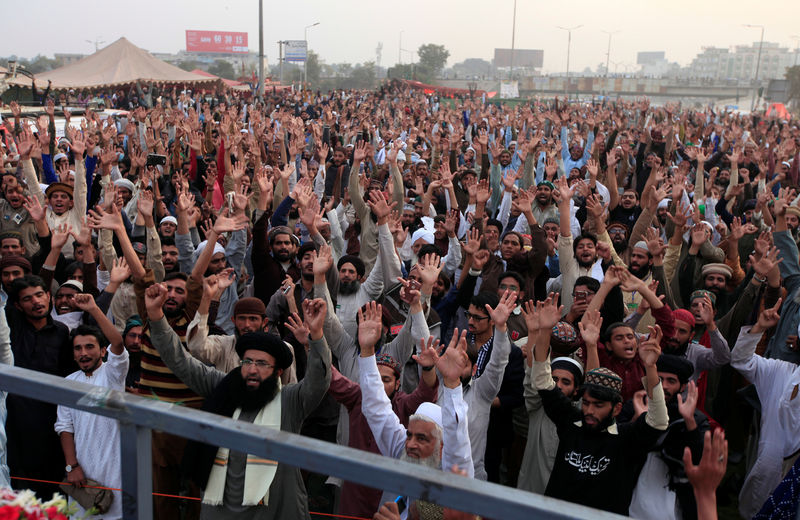 © Reuters. شرطة باكستان تعتقل عشرات الإسلاميين لقطعهم مدخلا رئيسيا للعاصمة