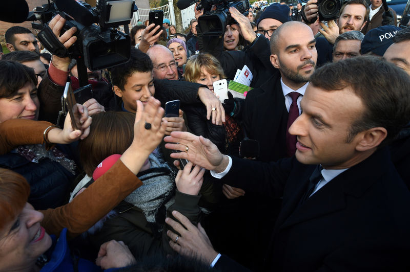 © Reuters. MACRON PROMET LE "RETOUR DE L'ETAT" DANS LES BANLIEUES