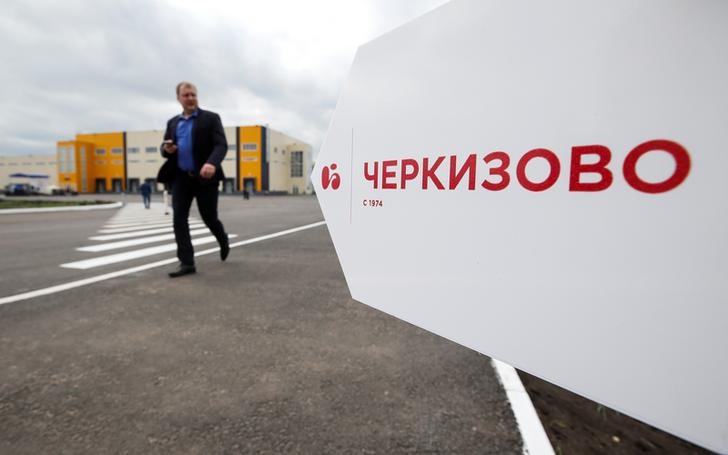 © Reuters. Man walks past a Russian meat company Cherkizovo sign at the Tambov Turkey facility outside Tambov