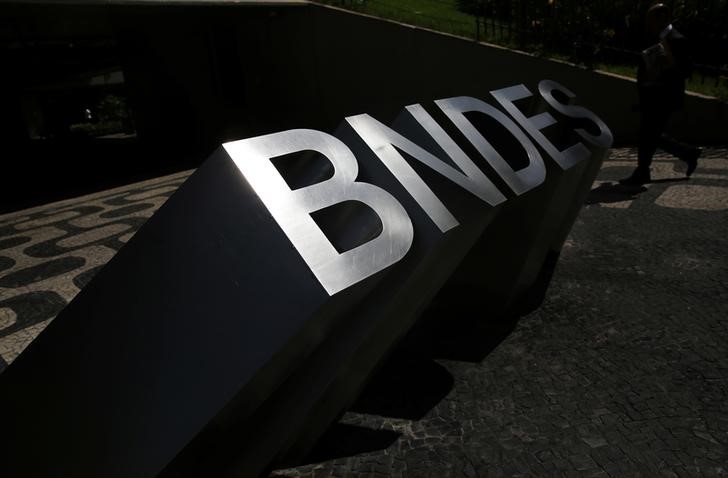 © Reuters. Logo do BNDES é visto na entrada da sede do banco no Rio de Janeiro