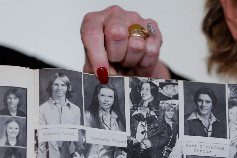 © Reuters. Accuser Beverly Young Nelson points to a photograph of herself in her high school yearbook after making a statement claiming that Alabama senate candidate Roy Moore sexually harassed her when she was 16, in New York