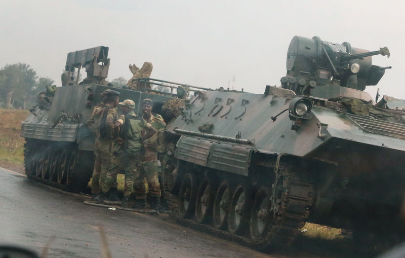 © Reuters. Soldados perto de veículos militares nos arredores de Harare, no Zimbábue