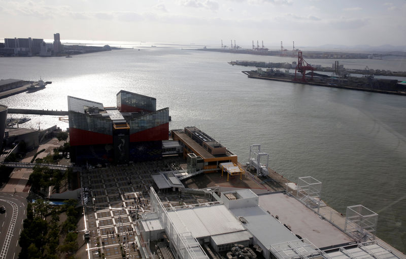 © Reuters. FILE PHOTO: Factories line the port of Osaka