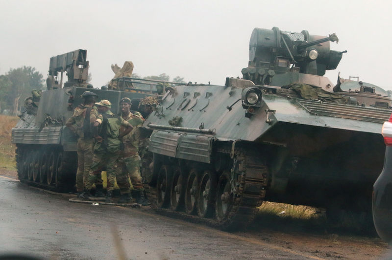 © Reuters. جيش زيمبابوي يستولي على السلطة لردع "مجرمين" ويقول موجابي بخير