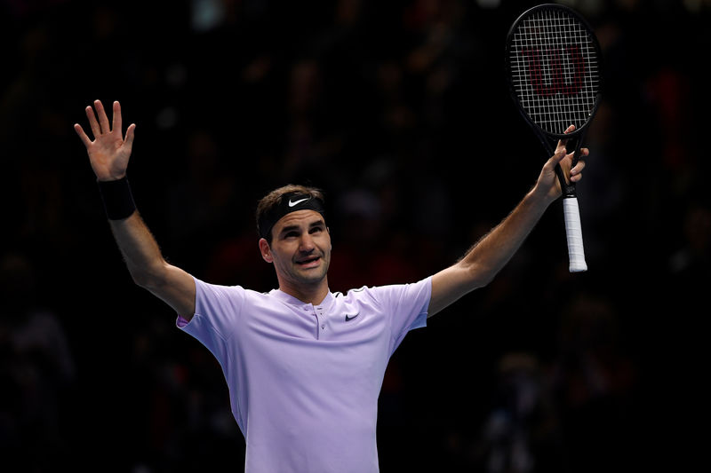 © Reuters. Federer vence a Zverev y se clasifica para las semifinales del ATP Finals