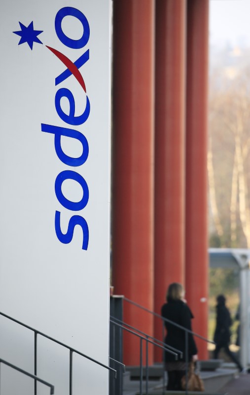 © Reuters. The logo of French food services and facilities management group Sodexo is seen at the company headquarters in Issy-les-Moulineaux near Paris