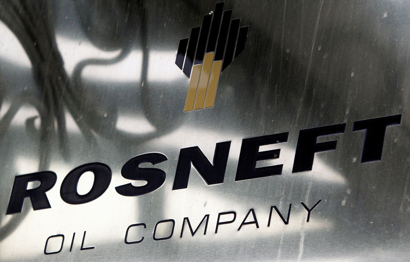 © Reuters. FILE PHOTO: A logo of Russian state oil firm Rosneft is seen at its office in Moscow