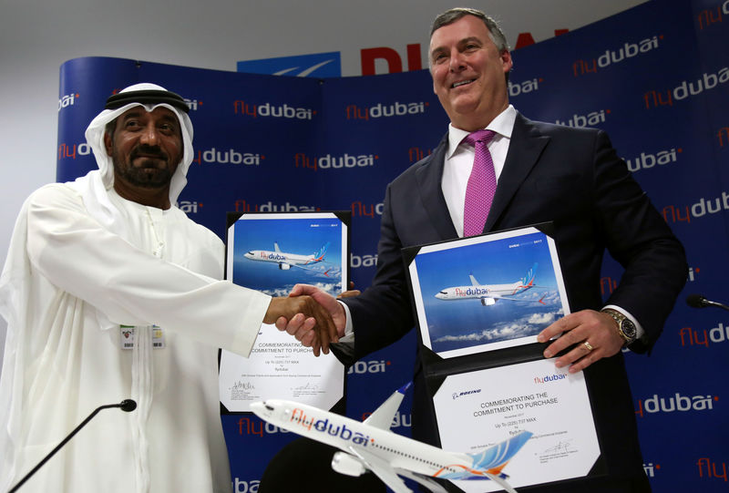 © Reuters. Emirates Chairman Sheikh Ahmed bin Saeed al-Maktoum shakes hands with Boeing Commercial Airplanes President & Chief Executive Kevin McAllister during a news conference at the Dubai Airshow in Dubai