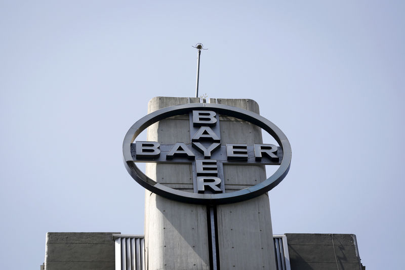 © Reuters. FILE PHOTO -  The corporate logo of Bayer is seen at the headquarters building in Caracas