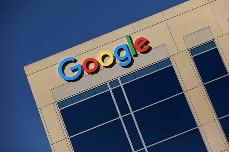 © Reuters. FILE PHOTO - Google logo on office building in Irvine, California