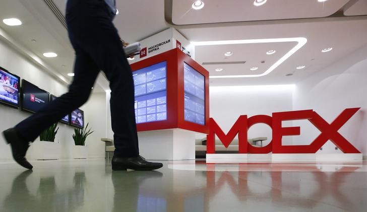 © Reuters. A man walks inside the Moscow Exchange