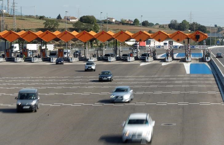 © Reuters. Toll booths are seen on a toll road operated by Abertis near Barcelona