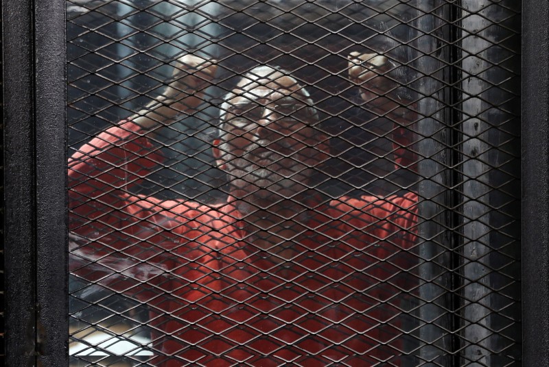 © Reuters. مصادر: حكم نهائي جديد بالسجن المؤبد لمرشد الإخوان في مصر
