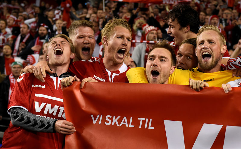 © Reuters. Australia y Dinamarca se clasifican para el Mundial 2018