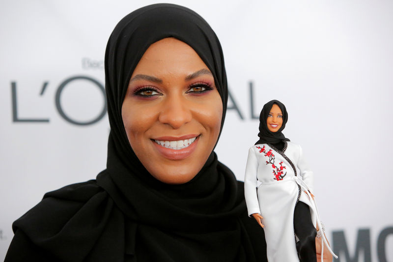 © Reuters. Una esgrimista olímpica inspira la primera muñeca Barbie con hijab