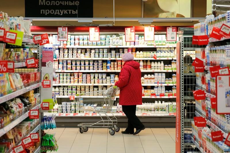 © Reuters. Покупательница в супермаркете Виктория