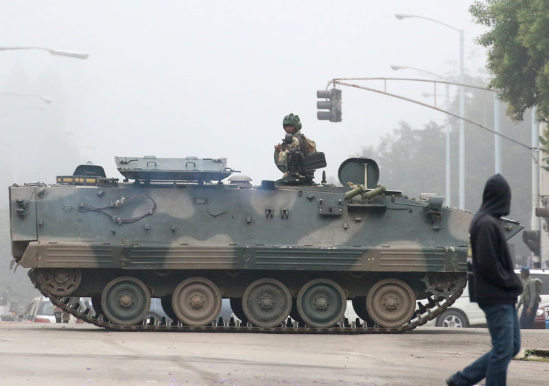 © Reuters. L'ARMÉE PREND LE POUVOIR AU ZIMBABWE, VISE L'ENTOURAGE DE MUGABE