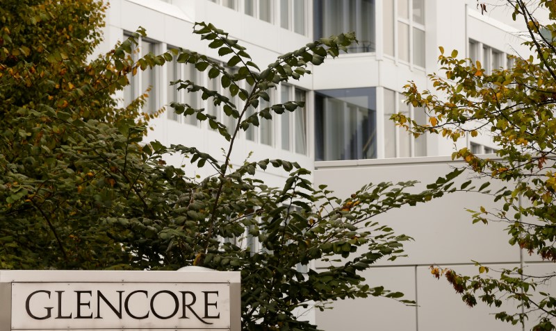 © Reuters. FILE PHOTO: The logo of commodities trader Glencore is pictured in front of the company's headquarters in Baar