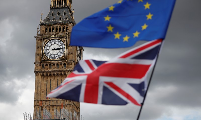 © Reuters. The Union Flag and a European Union flag fly near the Elizabeth Tower, housing the Big Ben bell, during the anti-Brexit 'People's March for Europe', in Parliament Square in central London