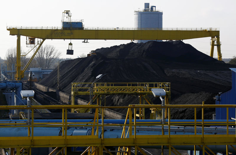 © Reuters. A heap of coal is seen at the Zeran Heat Power Plant in Warsaw