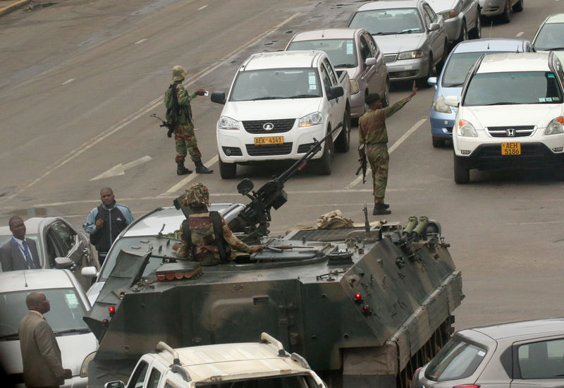 © Reuters. Veículos militares e soldados patrulham ruas de Harare