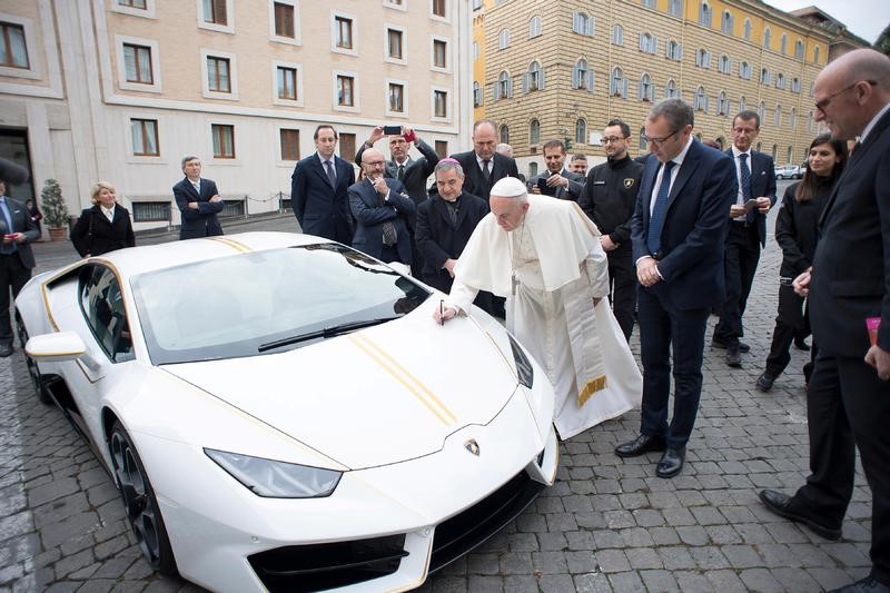 © Reuters. البابا يحصل على سيارة لامبورجيني لبيعها في مزاد خيري