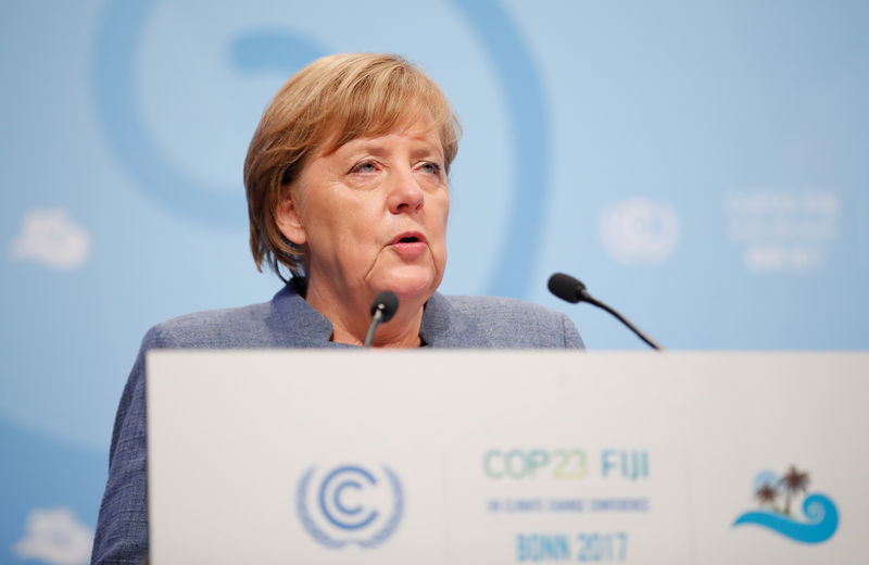 © Reuters. L'ACCORD DE PARIS SUR LE CLIMAT NE SUFFIRA PAS, DIT MERKEL