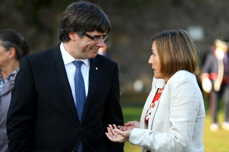 © Reuters. Speaker of Catalonia's Regional Parliament Forcadell talks to Catalan President Puigdemont after attending a memorial event at the tomb of former president of the Generalitat, the regional government, Lluis Companys in Barcelona,