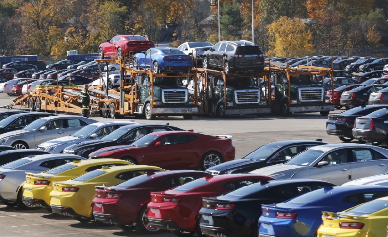 © Reuters. 2016 Chevrolet Camaro vehicles sit in a lot waiting to be transported to dealerships from the General Motors Lansing Grand River Assembly Plant in Lansing, Michigan