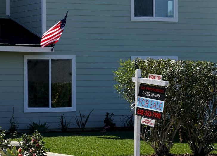 © Reuters. FILE PHOTO - A "For Sale" sign is seen outside a home in Cardiff, California
