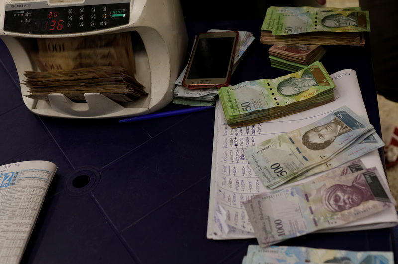 © Reuters. Money and betting account books are pictured on a bookmaker's desk in La Rinconada Hippodrome in Caracas
