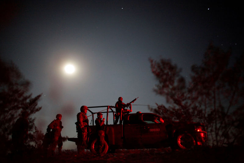 © Reuters. FILE PHOTO: Mexican soldiers are seen during a security operation, in Mina