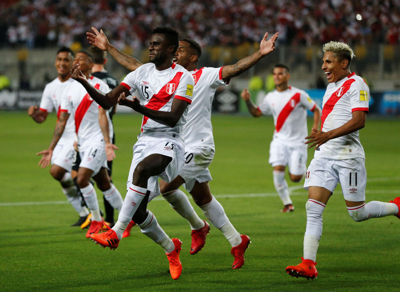 © Reuters. بيرو تهزم نيوزيلندا في ليما وتتأهل لكأس العالم