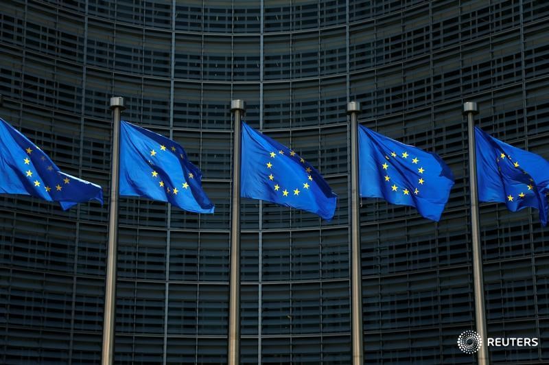 © Reuters. EU flags flutter outside the EU Commission headquarters in Brussels