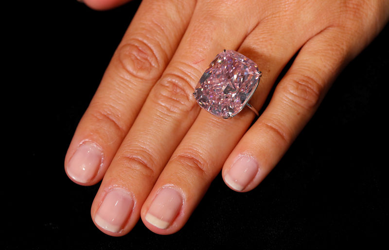 © Reuters. El diamante rosado "Raj Pink", sin comprador en una subasta en Ginebra