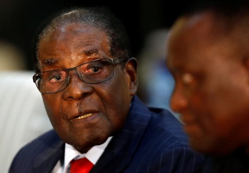 © Reuters. MÉDIATION EN COURS POUR ORGANISER LA MISE À L'ÉCART DE MUGABE