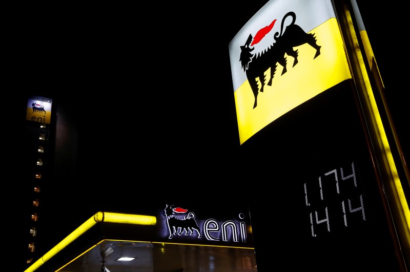 © Reuters. Un distributore dell'Eni a Roma