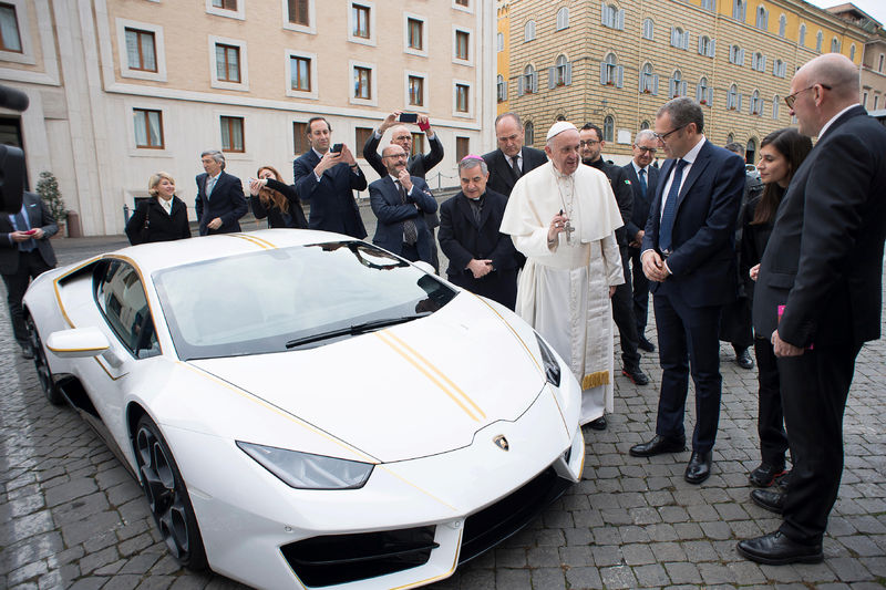 © Reuters. LE PAPE REÇOIT UNE LAMBORGHINI ET LA MET AUX ENCHÈRES