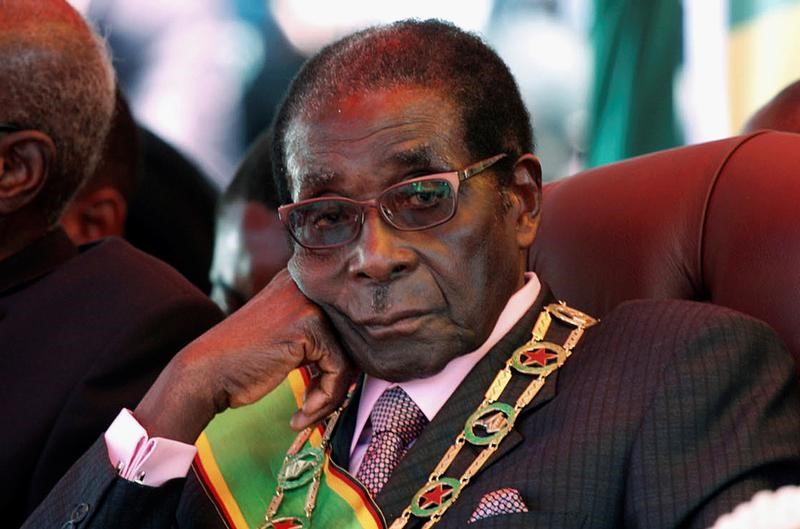 © Reuters. قس في زيمبابوي يتوسط في خروج سياسي محتمل لموجابي