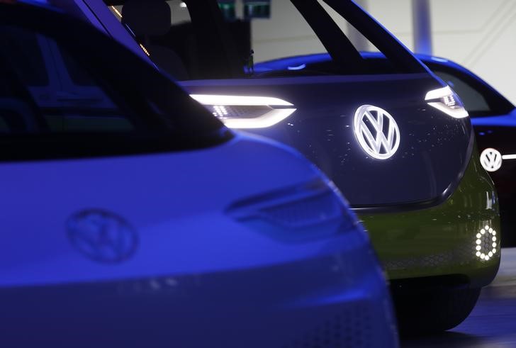 © Reuters. Автомобили Volkswagen на автошоу во Франкфурте-на-Майне