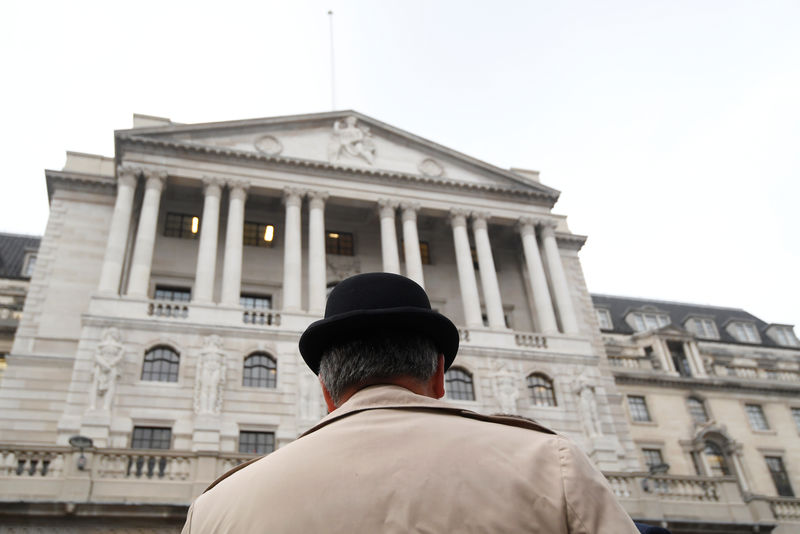 © Reuters. A man wears a bowler hat outside the Bank of England in the City of London