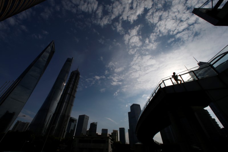 © Reuters. A man walks on a bridge in the financial district of Pudong in Shanghai,